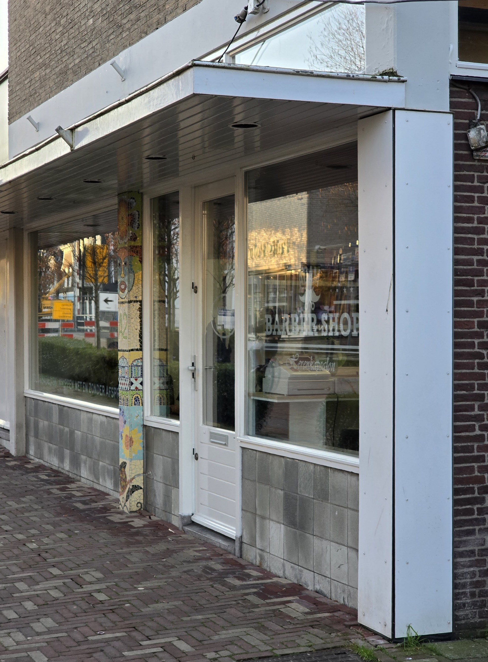 De ingang van Adam barbershop aan de Marktstraat